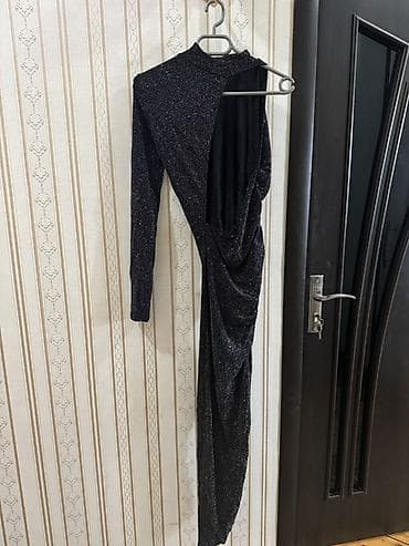 Dəstlər, kostyumlar: Qara rəngli, parıltılı gecə donu. 1 dəfə geyinilib. 3-4 saatlıq. S — 2