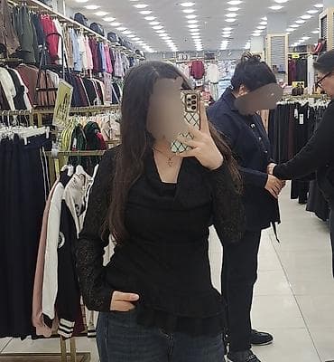 Qadın bluzası – qara rəngdə, zərif krujeva detallı. - Model: Uzunqol