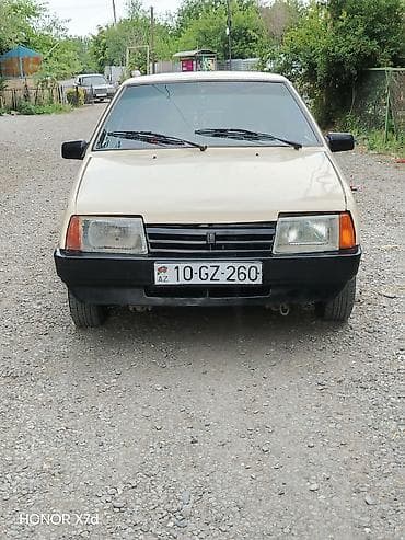 Model: VAZ 21099 (Sedan) Rəng: bej, qara bamperlər Kuzov: 4 qapı