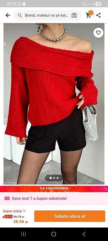 Qırmızı qadın sviteri – açıq çiyinli, geniş yaxalı dizayn. -