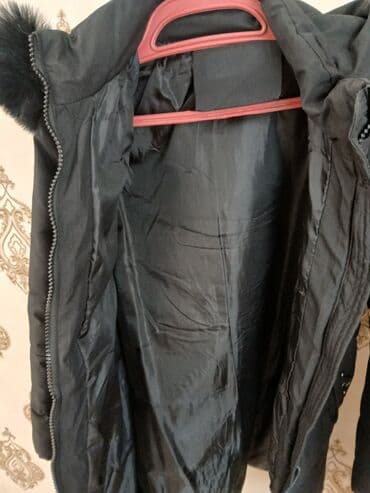 женские зимние спортивные куртки: Qadın üçün qara rəngli qışlıq paltok/park. - Dizə qədər uzunluq — 2