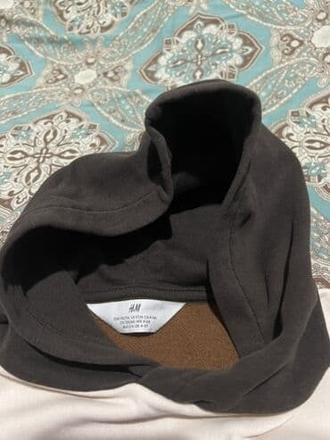 Çaydanlar: H&M kapüşonlu sweatşört - Brend: H&M - Üzərində yazı: “New — 2