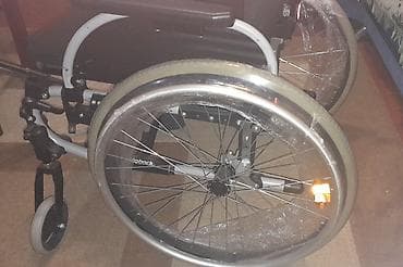 Ottobock əlil arabası - Brend: Ottobock (arxa söykənəcəkdə loqo) -