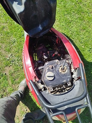 tubo az: Qırmızı rəngli şəhər skuter/moped Xüsusiyyətlər: - Kompakt və yığcam — 5