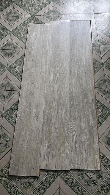 Ağ-boz tonlarda, ağac naxışlı döşəmə laminatı. Xüsusiyyətlər: - Rəng