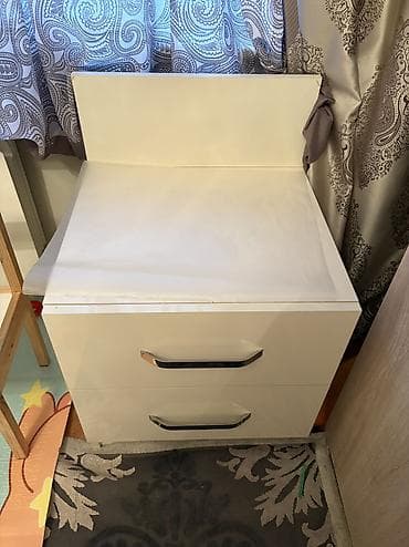 Yataq yani tumba, iki çəkməsi var.
Ölçüləri 50*50 sm
Qiyməti: 40 manat