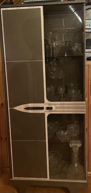 skaf dolab: Şüşəli vitrindən ibarət qab-dadı dolabı - Dizayn: Sağ tərəfi tüstü — 1