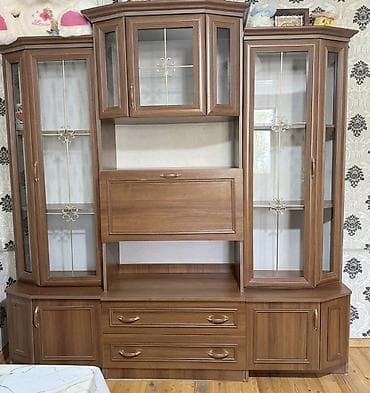 Qonaq otağı mebelləri (vitrin şkafı və 2 ədəd dolab) satılır. Hamısı