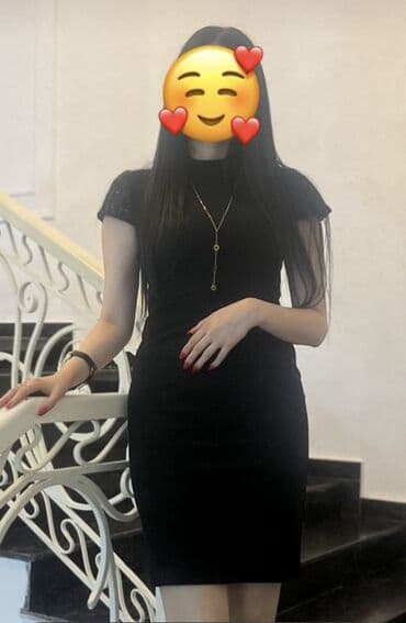 don modelleri 2024: Qara rəngli zərif qadın paltarı - Stil: Klassik, bədənə oturan — 1