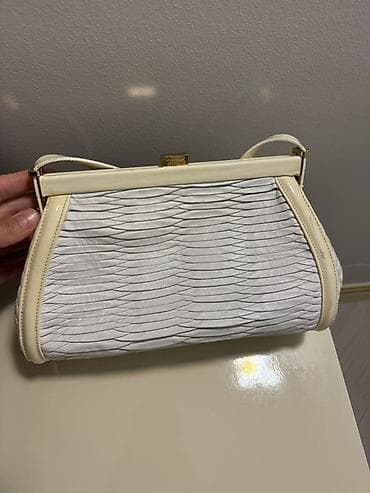red valentino: Orijinal Valentino Garavani Ağ-krem rəng palitrasında şık qadın — 2