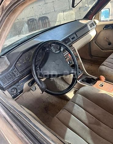 Mercedes-Benz E-Class W124 sedan, qara rəng. Texniki və daxili lalafo.az -da Mercedes-Benz E-Class W124 sedan, qara rəng. Texniki və daxili