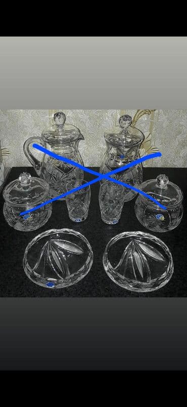 qedimi qab: Şüşə qablar dəsti zərif oyma naxışları ilə seçilir. Dəstə iki ədəd — 1