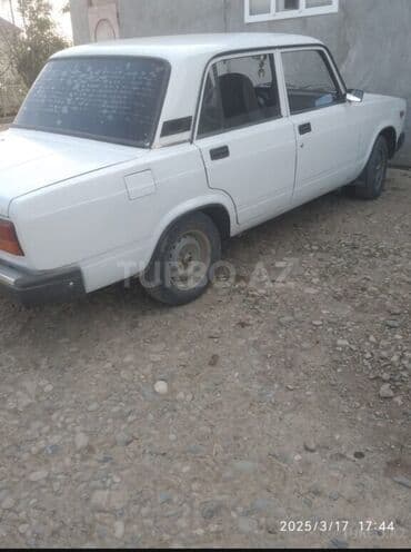 2107 oturacaqları: Ağ rəngli VAZ-2107 sedan avtomobili. Avtomobilin arxa hissəsində — 4