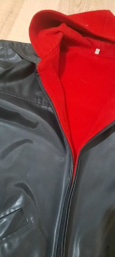 krop geyim: Qara rəngli kapüşonlu üst geyimi – içi qırmızı flis. - Material — 2