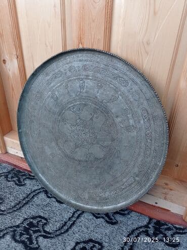 Naxışlı bəzəkləri olan metal ( mis ) məcməyi. səthi naxışlarla