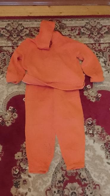 məktəb yubkası (məktəb ətəyi): Uşaq geyimləri dəsti - Tünd göy rəngli, V-yaxa sviter jilet. Yaxası — 6