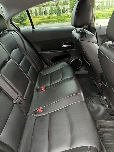 tesla model 3: Chevrolet Cruze: 1.4 l | 2015 il 263000 km Sedan — 5