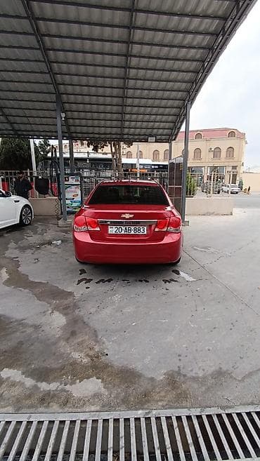 cruze rol: Chevrolet Cruze sedan – qırmızı rəng - Kuzov: 4 qapılı sedan, parlaq — 3
