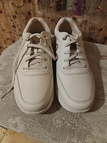 kross kask: Rockport markalı ağ idman ayaqqabısı. Klassik və sadə dizayna — 1
