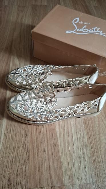 il: Qızılı rəngdə qadın loaferləri - Model: AILLY brendli, açıq işıqda — 1