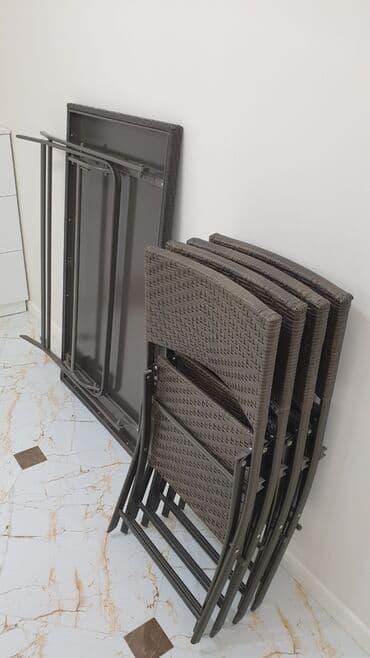 тап аз мебель бу: Bağ və balkon üçün kvadrat şüşə stol və həsir stullar. Yığılıb açılan — 8