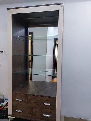 Şüşəli dolab vitrini