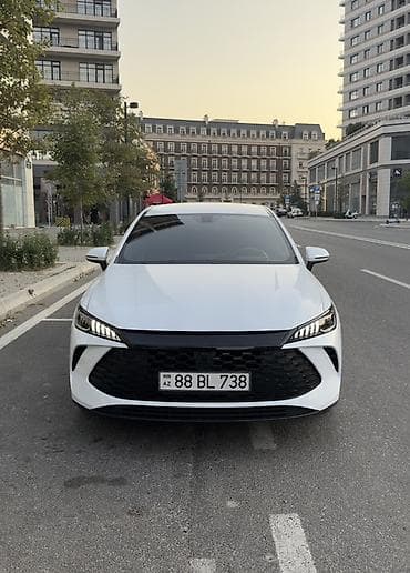Ağ rəngli, 4 qapılı sedan. Dinamik, aerodinamik kuzov dizaynı, iri
