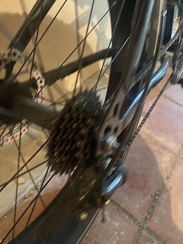 islenmis velosiped satilir: Fatbike tipli dağ velosipedi - Rəng: qara, aerodinamik, qövsvari — 4