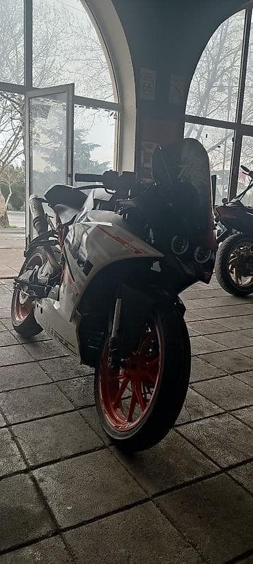 KTM sport motosiklet – tam sport görünüşlü, yüngül şassi və aqressiv