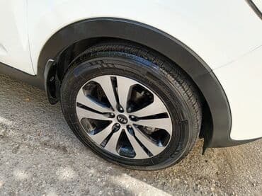 hyundai getz 2004: Kia Sportage: 2.4 l | 2012 il Krossover — 6