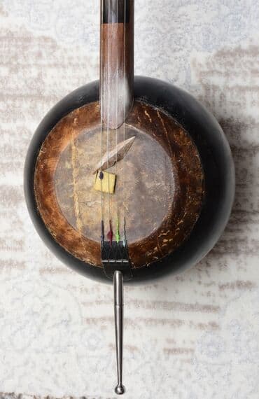 Saz: Kamança xalq çalğı aləti. Çox dəyərlidir. Üstündə çexol, əlavə simlər — 7