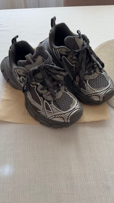 Səndəl və şəp-şüplər: Balenciaga markalı, boz rəngli uniseks krossovkalar. Qalın, rahat — 1