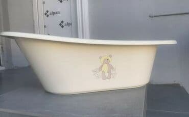 Krem rəngli uşaq vannası. Bu vanna körpələr üçün nəzərdə tutulmuşdur