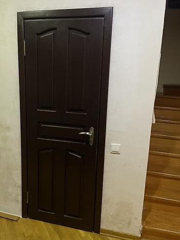 4 ədəd qapi satılır.2 ədəd şüşəli,2 ədəd sadə qapı.Qapılar