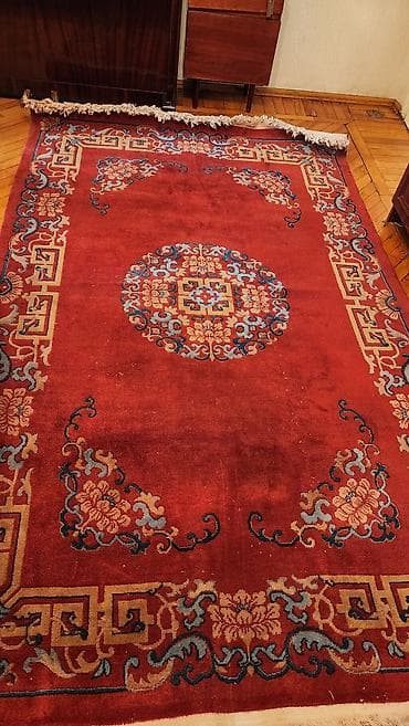 Qırmızı rəngli naxışlı xalça - Klassik şərq motivləri ilə bəzədilmiş