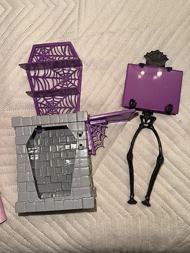 комплект: Monster High mövzusunda plastik oyuncaq aksesuarları dəsti. Tərkibi — 1