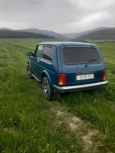 qara niva: LADA Niva 4x4, mavi rəngli, 3 qapılı ofroud krossover. Xüsusiyyətlər — 1