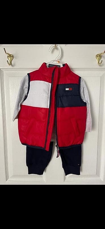 Комплекты одежды: Uşaq jileti – yelekli üçlü kombin - Brend: Tommy Hilfiger (etiket və — 1