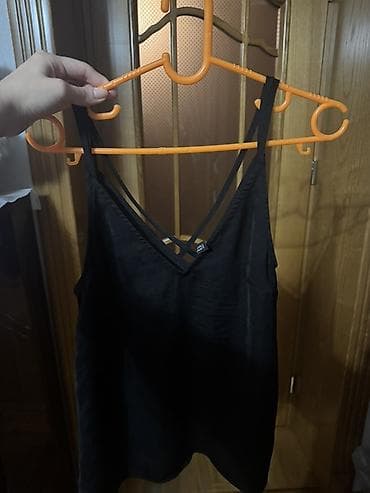 stringer alt geyimi: Qara atlaz effekti olan qadın top - Model: V-yaxa, nazik qayışlı — 2