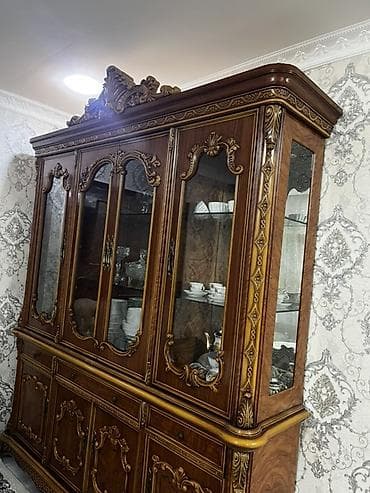 tek kıravat: Klassik üslubda iri vitrin-bufet - Material: təbii ağac (qoz rəngli) — 1