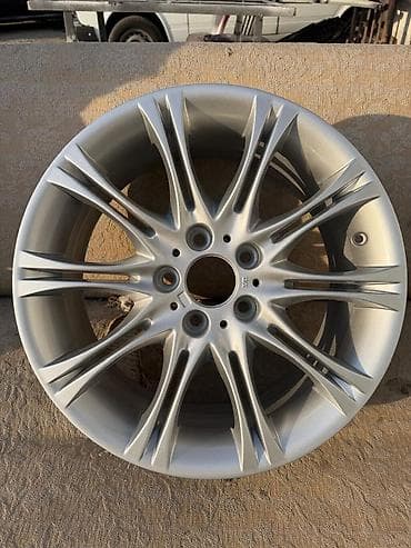BMW 18 lik .maden in germanya.ideal veziyetdedi.kamplekti 600 azn -