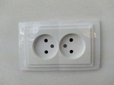 avropa qapilarinin qiymeti: Divarda quraşdırılmış ağ rəngli qoşa elektrik rozetkası. Standart — 1