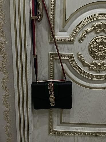 oz ad gunu sekilleri: Qadın çiyin çantası - Rəng: qara korpus, ön paneldə yaşıl-qırmızı — 3