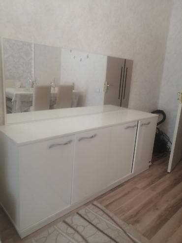 Ağ rəngli geniş bufet-komod və böyük güzgü dəsti.saloğlumebelden