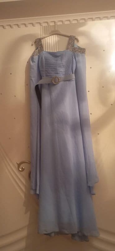 Mavi rəngdə, uzun ziyafət/libas. - Model: Asimmetrik kəsimli, döş