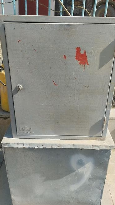 Maye divar kağızları: Sənaye tipli elektrik start-stop idarəetmə qutusu və metal paylayıcı — 2