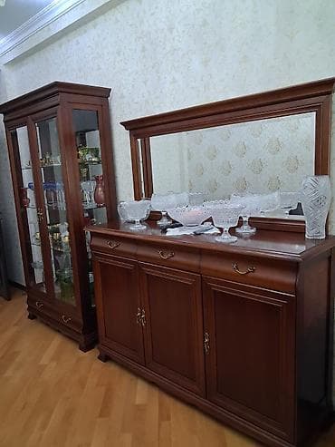 divan desti: Klassik üslubda qonaq otağı mebel dəsti Tərkibi: - Vitrin şkaf: şüşə — 1