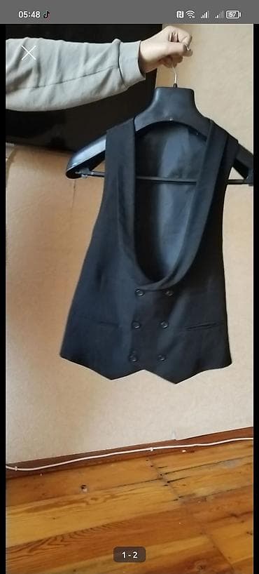 tulum paltar: Qara klassik kişi jileti - Model: dərin V-yaxalı, ikiqat sətirli (6 — 1