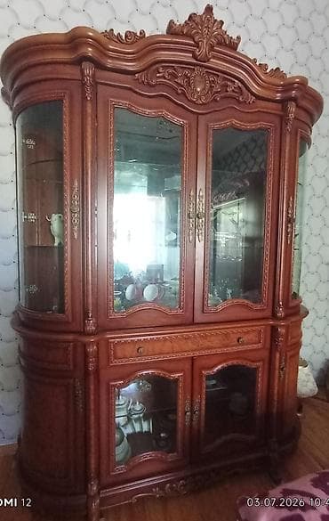 qapı kantı: Klassik üslubda vitrin-bufet - Material: təbii taxta karkas, qoz — 1