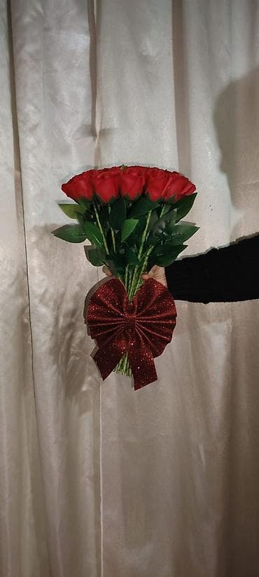 Qırmızı güllərdən buket – dekorativ (süni) - Tərkib: çoxsaylı qırmızı